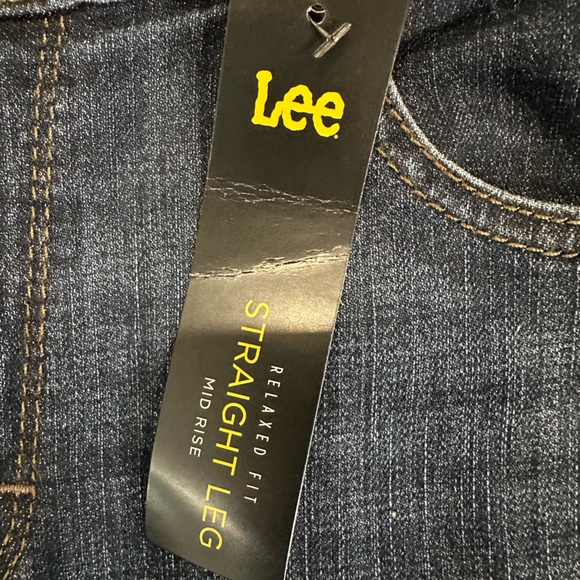 Women’s Lee Relaxed Fit Straight Leg Mid Rise Jeans, Size 8 Medium. - Picture 4 of 15